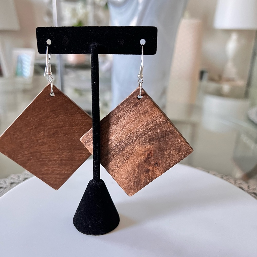 Afrocentric Women Wooden Flowers Shaped Wood Dangle Clip On Earrings - Picture 5 of 6